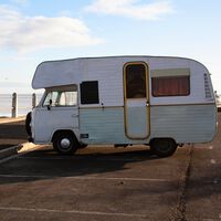 Ni alquiler ni camping: en Ibiza ya se intercambia trabajo por un rincón donde poder aparcar la camper