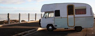 Ni alquiler ni camping: en Ibiza ya se intercambia trabajo por un rincón donde poder aparcar la camper