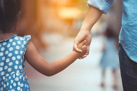 Las familias monoparentales de Madrid tendrán su propio carné en enero de 2021 y podrán acceder a ayudas especiales