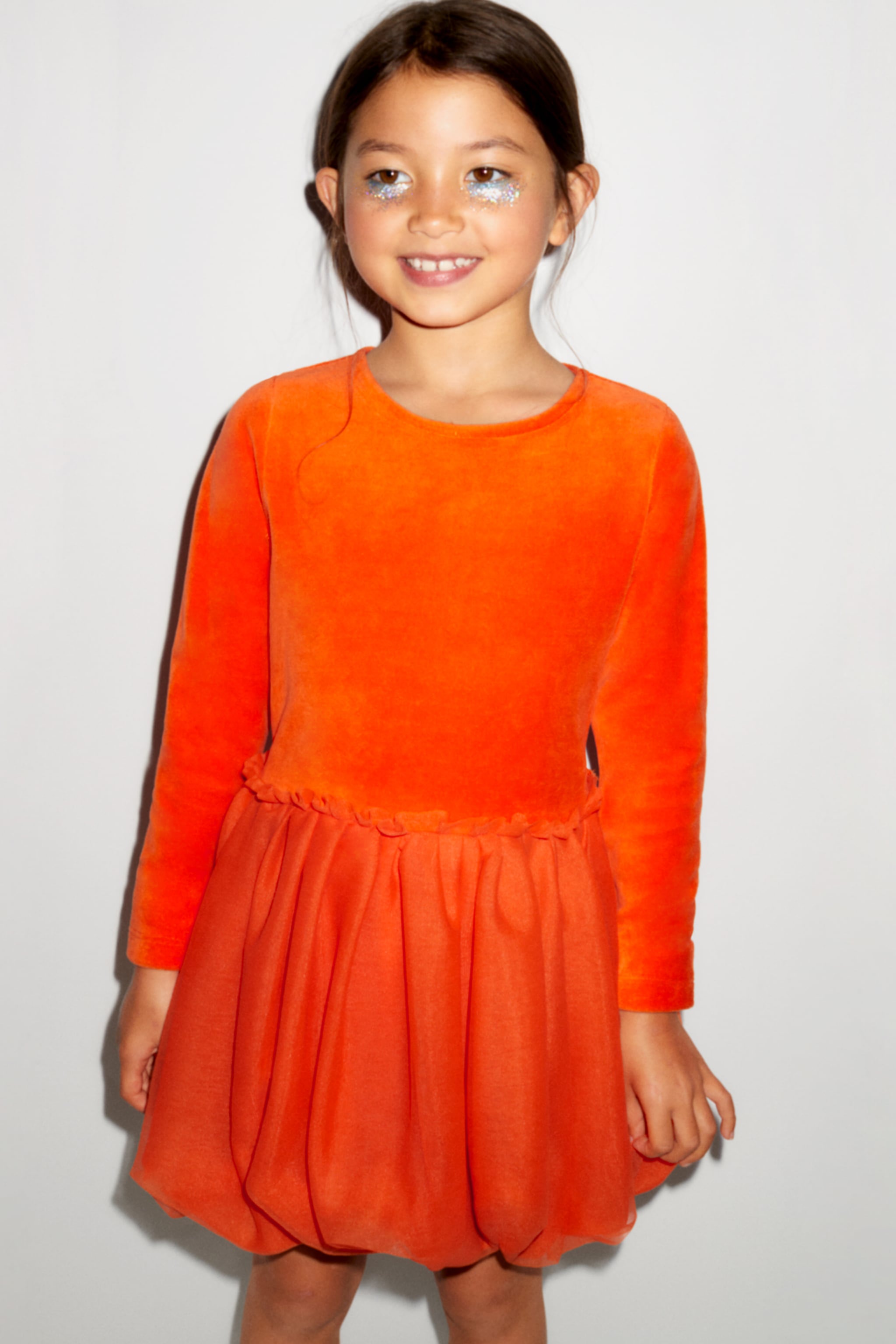 Vestido terciopelo con cuello redondo y manga larga. Cierre cremallera oculta en espalda. Combinado tejido tul en bajo. Acabado frunces y gomas.