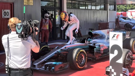 Lewis Hamilton le quita la victoria a Sebastian Vettel en un disputado GP de España de F1