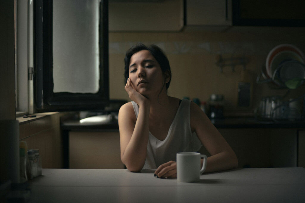 Pensábamos que el problema del insomnio estaba en el pantalla del móvil. La ciencia apunta al inofensivo café de las cinco de la tarde