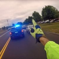 ¡Karma instantáneo! Esto es lo que pasa cuando un motorista se cansa de que le hagan pirulas