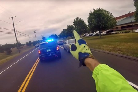 ¡Karma instantáneo! Esto es lo que pasa cuando un motorista se cansa de que le hagan pirulas