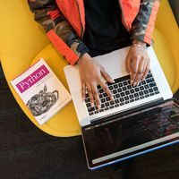 Si quieres aprender Python desde cero y no has programado nunca antes, este es uno de los mejores libros gratis que puedes descargar