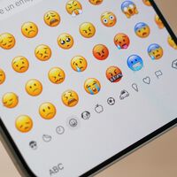 Cuando envías un emoji desde tu iPhone, esperas que se entienda. El problema llega cuando tu mensaje aterriza en un Samsung (o cualquiera otro Android) 