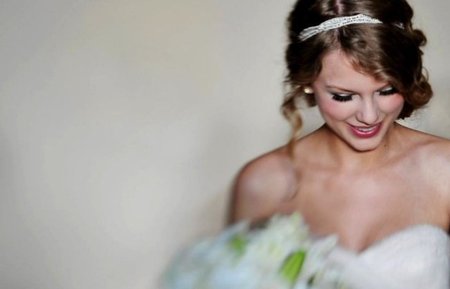 Taylor Swift y su máscara de cera... digo de pestañas
