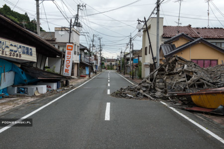 En el paisaje postapocalíptico de Fukushima también quedaron vehículos abandondonados