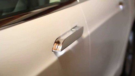 Tesla y Consumer Reports la tienen por el tirador retráctil del Tesla Model S