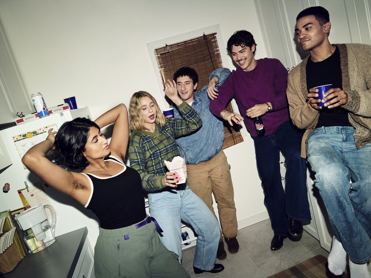 Adults (2025) Crítica - a la comedia de Disney plus le falta rematar su  retrato de la generación de cristal, image size:1200x900