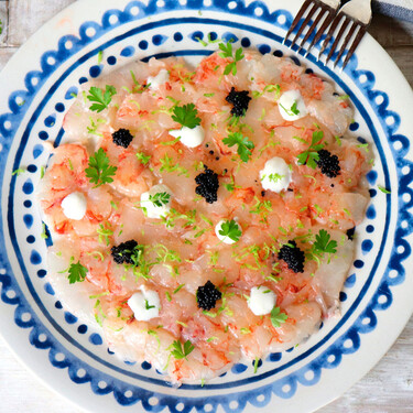 Carpaccio de gambas, la elegante receta de aperitivo para ocasiones especiales (que prepararás en menos de 5 minutos)