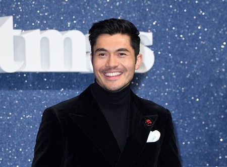 Henry Golding combina dos tendencias en un look festivo para la premiere de 'Last Christmas'