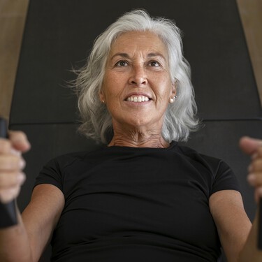Las entrenadoras se ponen de acuerdo: "Para ganar masa muscular en los brazos a los 60, no se trata de hacer 100 ejercicios en un solo día, hay que ser constantes"