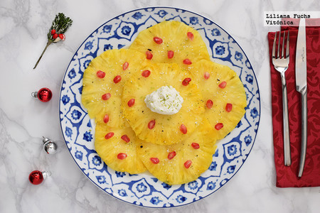 Carpaccio de piña con vainilla, coco, lima y granada. Receta saludable de Navidad
