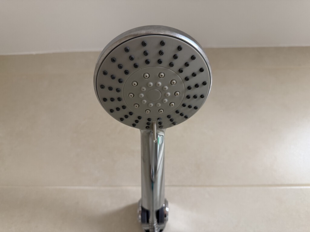 El truco que me enseñó el fontanero para quitar la cal y el sarro es insuperable: así los quito del baño sin esfuerzo