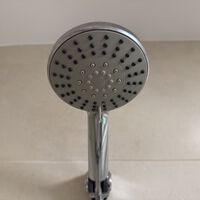 El truco que me enseñó el fontanero para quitar la cal y el sarro es insuperable: así los quito del baño sin esfuerzo