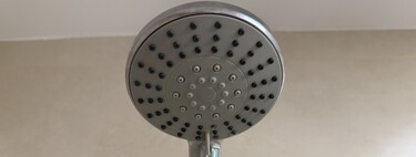 El truco que me enseñó el fontanero para quitar la cal y el sarro es insuperable: así los quito del baño sin esfuerzo