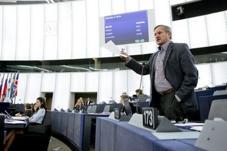El eurodiputado Willy Meyer se reunirá el miércoles con Assange