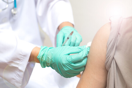 Vacunarse de la gripe es importante cada año, pero este más que nunca: así puedes protegerte y ayudar a aliviar la carga del sistema sanitario