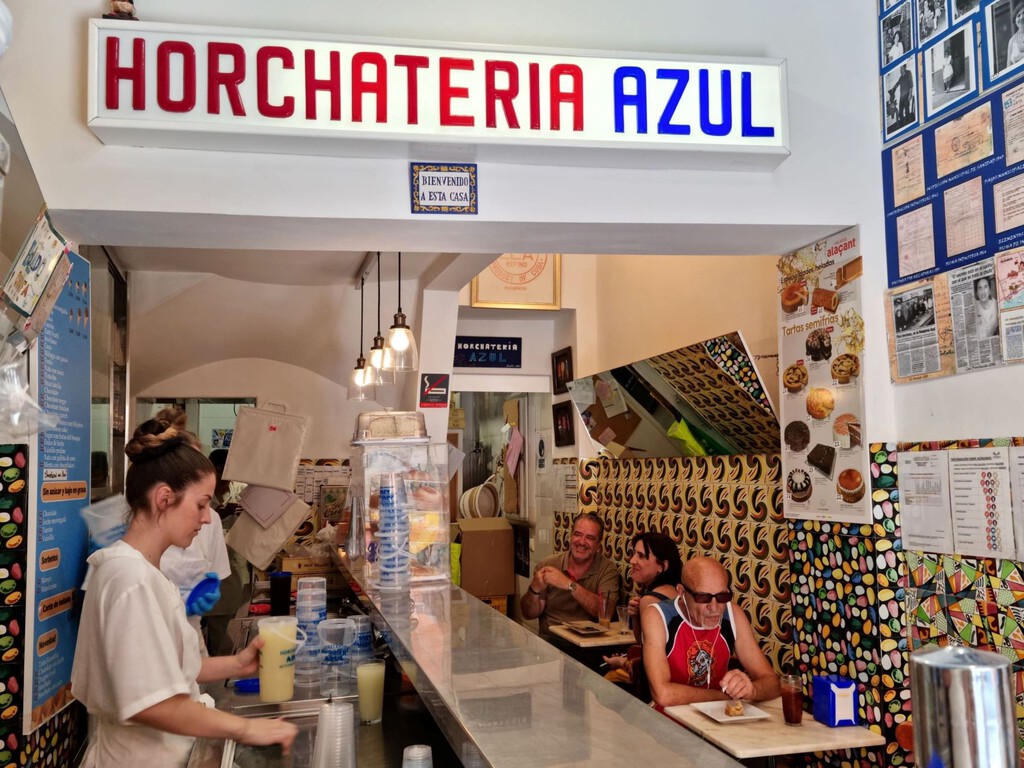 Tras casi un siglo haciendo la mejor horchata de Alicante con recetas de la abuela, este local es historia viva de la ciudad