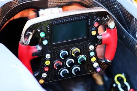 McLaren introduce el PCU-8D, el volante con pantalla LCD