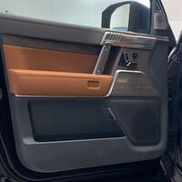 Este descomunal todoterreno eléctrico de 1.000 CV tiene tremendos pistolones para abrir las puertas, y no viene de EEUU: es de China