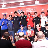 Los pilotos de MotoGP descartan dejar pasar a Valentino Rossi para que haga el podio 200: "Si lo hacen pago yo la fiesta" 