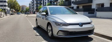 La DGT sentencia los desplazamientos en verano: "la batería de un coche está diseñada para funcionar de forma óptima a solo 25º"
