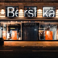 Lo tenemos: el vestido negro que podemos llevar para cualquier ocasión, lo tiene Bershka a casi mitad de precio en rebajas 