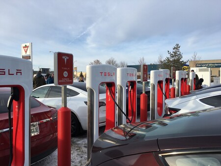 Tesla abre la estación de Supercargadores más grande del mundo: 56 puntos para recargar 120 km de autonomía en cinco minutos