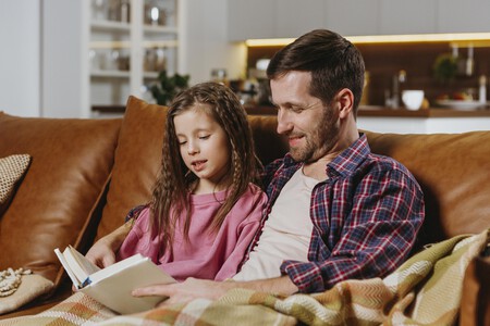Padre E Hija Libro De Lectura En Casa