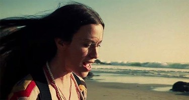 A Alanis Morissette le gusta conducir, pero ¿a quién no le gustaría hacerlo por ‘Big Sur’?