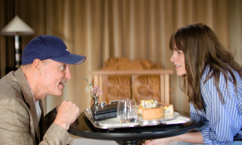 Woody Harrelson y Kristen Stewart protagonizan una de las películas más ingeniosas de Cannes 2026. Quentin Dupieux vuelve con otra comedia chiflada y exquisita