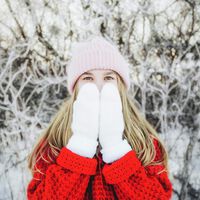 La gente cree que usar gorro impide que todo el calor se escape por la cabeza: la ciencia explica por qué eso no es del todo cierto