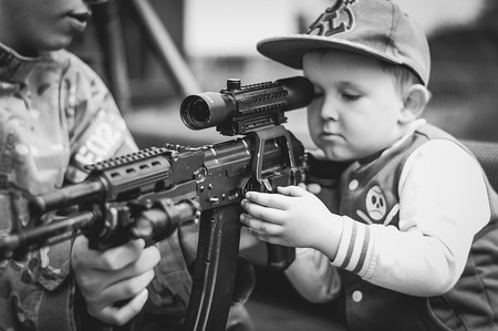 Cada dos días muere un niño por un disparo accidental en EEUU ¿cómo explicarlo?