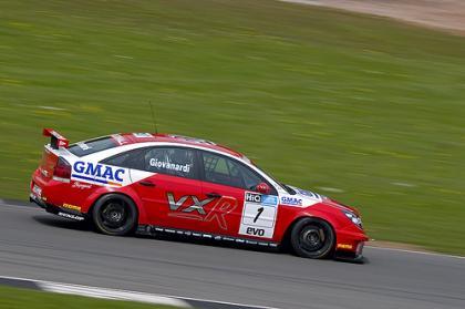 Fabrizio Giovanardi mantiene el liderato en el BTCC