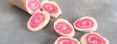 Cómo hacer narutomaki casero, el clásico topping de ramen con espiral rosa
