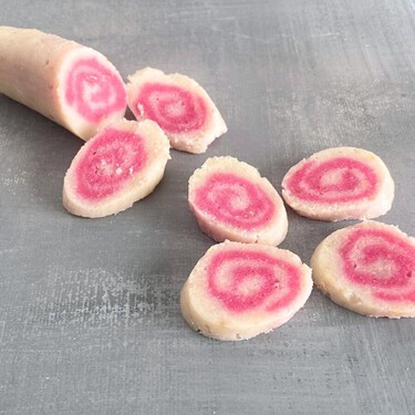 Cómo hacer narutomaki casero, el clásico topping de ramen con espiral rosa