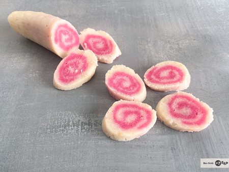 Cómo hacer narutomaki casero, el clásico topping de ramen con espiral rosa