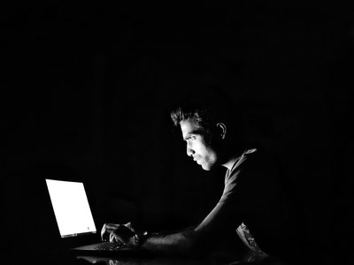 Un empleado público miró tanto porno en el trabajo que terminó infectando una red del gobierno con malware
