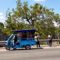 Cuba vive en la oscuridad. Este chico está llevando la luz gracias a su ingenio: está convirtiendo los vehículos de la isla en 'coches' solares