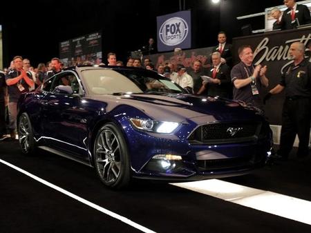 ¡300 mil dólares por el primer nuevo Mustang 2015!