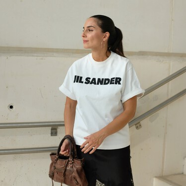 Cinco zapatillas Skechers de verano cómodas y estilosas que hacen match con los looks campestres de las pijas de Madrid  