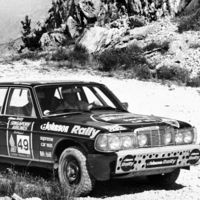 El año en el que Mercedes-Benz hizo historia con un 280 E en el rally más duro del mundo