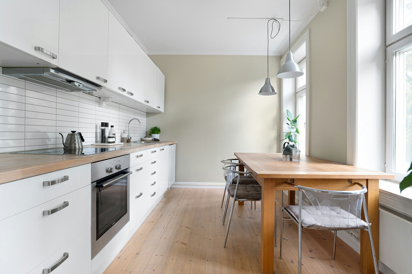 Carrito auxiliar de plástico color claro con tres baldas y ruedas
