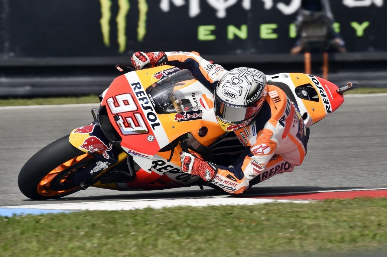 Con otra lección magistral de táctica, Marc Márquez se adjudica una aplastante y valiosísima victoria en Brno