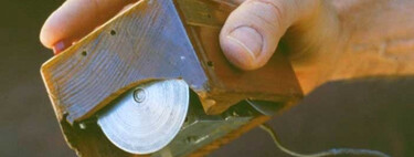 Una caja de madera tallada con ruedas y un botón, así fue el primer ratón de la historia 