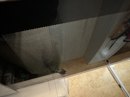 Puerta con malla perforada