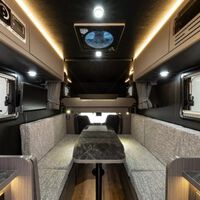 No te imaginas todo lo que cabe en esta diminuta camper japonesa de 5 m²: dos camas de matrimonio y hasta cocina