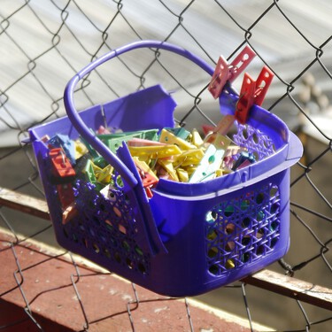 Así he reutilizado la cesta vieja de pinzas para la ropa: ahora es un modelo mucho más bonito para guardar lo que queramos 